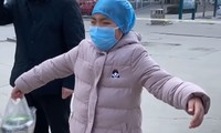 Con gái của y tá Lưu Hải Yến. Ảnh cắt từ clip gốc của Xinhua.