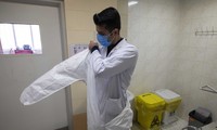 Nhân viên bệnh viện chuẩn bị vào phòng cách ly - nơi có 1 người nghi mắc Covid-19 (chụp ngày 9/2 tại thủ đô Tehran của Iran). Ảnh: SIPA. 