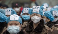 Các nhân viên y tế tỉnh Vân Nam dự lễ đóng cửa bệnh viện dã chiến Giang Hán ở thành phố Vũ Hán – thủ phủ tỉnh Hồ Bắc của Trung Quốc hôm 9/3. Ảnh: Xinhua.