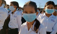 Học sinh Campuchia đeo khẩu trang phòng bệnh. Ảnh: Khmer Times.