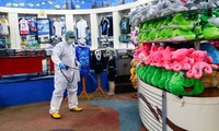 Một công nhân phun thuốc khử trùng tại thủy cung Sea World ở thủ đô Jakarta của Indonesia hôm 14/3. Nguồn: The Star.