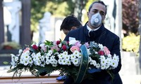 Nhân viên tang lễ và nghĩa trang đeo khẩu trang ở thành phố Bergamo của Italy hôm 16/3. Ảnh: Getty.