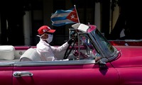 Lái xe trên đường phố Cuba. Ảnh: Getty.