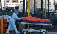  Chuyển thi thể bệnh nhân vào xe tải đông lạnh (nhà xác tạm thời) bên ngoài Bệnh viện Wyckoff ngày 4/4 ở New York. Ảnh: Getty. 