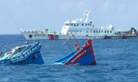 Tàu cá QNg 90617 TS của ngư dân Quảng Ngãi bị tàu hải cảnh Trung Quốc đâm chìm ở Hoàng Sa sáng 2/4. Ảnh: Ngư dân cung cấp 