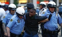 Cảnh sát thành phố Philadelphia khống chế một người biểu tình hôm 30/5. Ảnh: AP.