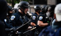 Cảnh sát phản ứng với người biểu tình gần Nhà Trắng hôm 31/5 (giờ Mỹ). Ảnh: Getty Images.