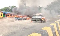 Xe cảnh sát, xe buýt bị đốt hôm 19/7 ở bang Tây Bengal, Ấn Độ. Ảnh: ANI.