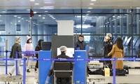 Những ngày gần đây, mỗi ngày tại sân bay quốc tế Phố Đông Thượng Hải của Trung Quốc có khoảng 1.000 chuyến bay (trong ảnh: Hành khách trải qua thủ tục kiểm tra an ninh tại sân bay). Ảnh: Xinhua.