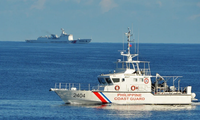 Tàu hải cảnh Trung Quốc (phía xa) vờn nhau với tàu cảnh sát biển Philippines. Nguồn: SCMP.