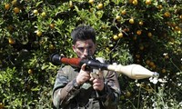 Thành viên Lực lượng Dân chủ Syria (SDF) bên đống vũ khí thu được của IS. Ảnh: Getty Images.