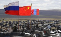 Quốc kỳ Nga, Trung Quốc và Mông Cổ xuất hiện trong cuộc tập trận Vostok 2018. Ảnh: AP.