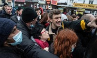 Nhiều người cố gắng chạy trốn khỏi Kiev, hướng tới Ba Lan, ngày 24/2. Ảnh: The Washington Post. 
