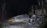 Mảnh vỡ một chiếc máy bay vừa rơi ở thủ đô Kiev của Ukraine. Ảnh: Lực lượng khẩn cấp Ukraine.