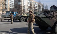 Quân nhân Ukraine tuần tra tại một trạm kiểm soát an ninh ở thủ đô Kiev của Ukraine. Ảnh: Getty Images. 
