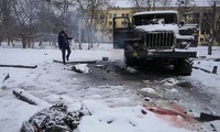 Thi thể của một quân nhân phủ đầy tuyết bên cạnh xe phóng rốc-két Nga bị phá hủy ở ngoại ô thành phố Kharkiv của Ukraine. Ảnh: AP.