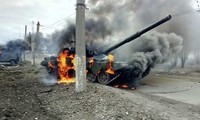 Một chiếc xe tăng của Nga bốc cháy ở thành phố Sumy của Ukraine. Ảnh: SWNS.