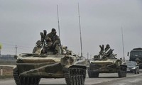 Lực lượng Nga tấn công thành phố Kherson ở miền nam Ukraine đêm thứ Hai. Ảnh: EPA.