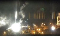 Lửa cháy tại nhà máy điện hạt nhân Zaporizhzhia ở tỉnh Zaporizhzhia của Ukraine (ảnh cắt từ nguồn livestream). Nguồn: Online Mail. 