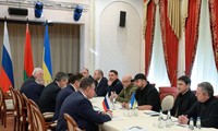Đoàn đàm phán Nga (trái) và đoàn đàm phán Ukraine (phải) gặp nhau lần đầu ngày 28/2 tại Belarus. Ảnh: TASS.