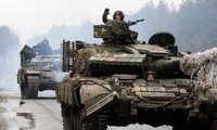 Quân nhân Ukraine cưỡi xe tăng tiến về chiến tuyến đương đầu lực lượng Nga ở vùng Lugansk ngày 25/2. Ảnh: Getty Images. 