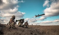 Binh sĩ Ukraine huấn luyện với tên lửa chống tăng Javelin của Mỹ trong cuộc tập trận vào tháng 12/2021. Ảnh: AP.