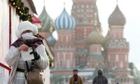 Một du khách đeo khẩu trang trên Quảng trường Đỏ ở thủ đô Mátxcơva của Nga. Ảnh: Bloomberg.