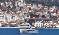 Du thuyền của ông trùm dầu khí và kim loại Nga Roman Abramovich neo đậu ở Montenegro. Ảnh: AP.