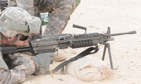 Lính Mỹ sử dụng súng máy hạng nhẹ M249. Ảnh: Military.