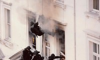 Các thành viên SAS đột nhập tòa nhà Đại sứ quán Iran ở London ngày 5/5/1980 để giải cứu con tin. Ảnh: National Army Museum.