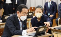 Tháng 11/2021, Thủ tướng Nhật Bản Kishida Fumio thăm Trường Trung học Matsuyama Higashi ở tỉnh Ehime để dự giờ một tiết học vận dụng công nghệ thông tin-truyền thông. Ảnh: JapanGov.