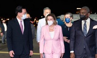 Chủ tịch Hạ viện Mỹ Nancy Pelosi tại sân bay Trung Sơn, Đài Loan (Trung Quốc) tối 3/8. Ảnh: Reuters.