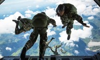 Lực lượng đặc nhiệm Philippines và Mỹ nhảy dù từ máy bay vận tải KC-130J trong một cuộc tập trận bắn đạn thật ở Philippines. Ảnh: Bộ Tư lệnh Ấn Độ Dương - Thái Bình Dương của Mỹ/Nikkei.