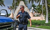 Cảnh sát ở trước cổng khu nghỉ dưỡng Mar-a-Lago của cựu Tổng thống Donald Trump ở bang Florida sáng 9/8. Ảnh: Getty Images.