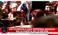 Súng ngắn chĩa vào đầu Phó tổng thống Argentina Cristina Fernandez de Kirchner. Nguồn: CNN.