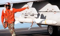 Một tên lửa AGM-88 HARM gắn trên cánh chiếc máy bay chiến đấu đa nhiệm F/A-18C. Nguồn: Wikipedia.