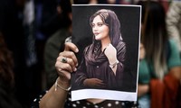 Một người biểu tình cầm bức ảnh chân dung cô Mahsa Amini trong cuộc biểu tình trước Đại sứ quán Iran ở Brussels, Bỉ, ngày 23/9, Ảnh: Getty Images,