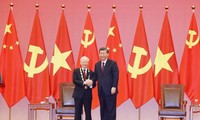 Tổng Bí thư, Chủ tịch Trung Quốc Tập Cận Bình trao Huân chương Hữu nghị tặng Tổng Bí thư Nguyễn Phú Trọng. Ảnh: TTXVN. 