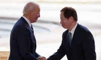 Tổng thống Mỹ Joe Biden và Chủ tịch TSMC Mark Liu sau khi tham quan nhà máy TSMC đang được xây dựng ở bang Arizona. Ảnh: AP.