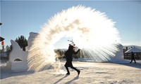 Một du khách tới Mohe, Bắc Cực của Trung Quốc, chơi trò hất nước nóng lên trời lạnh. Ảnh: China Daily.
