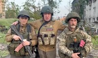 Người sáng lập nhóm lính đánh thuê tư nhân Wagner, Yevgeny Prigozhin (giữa), đã đóng một vai trò quan trọng trong cuộc tấn công của Nga vào Bakhmut, Ukraine. Ảnh: Reuters.