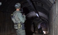 Những người lính Israel thận trọng nhìn vào bóng tối trong đường hầm Erez. Ảnh: The Telegraph. 