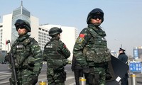 Đặc nhiệm Báo Tuyết (một đơn vị chống khủng bố của Trung Quốc) làm nhiệm vụ trên đường phố Bắc Kinh. Ảnh: China Daily.
