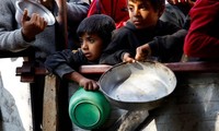 Người Palestine chờ nhận thức ăn do một bếp từ thiện nấu trong bối cảnh thiếu nguồn cung cấp thực phẩm tại thành phố Rafah phía nam Dải Gaza ngày 16/1/2024. Ảnh: Reuters.