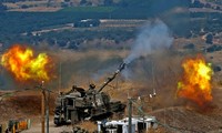 Đạn pháo, rốc-két của Hezbollah bắn về phía bắc Israel. Ảnh: The New Arab.