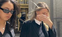 Aimee Harris (phải) bước ra khỏi tòa án liên bang ở New York hôm 9/4. Ảnh: AP.