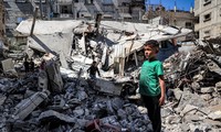 Một cậu bé đứng bên đống đổ nát của một tòa nhà bị sập ở Rafah, Gaza ngày 9/4. Ảnh: Getty Images.