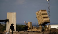 Một khẩu đội của hệ thống tên lửa phòng thủ Vòm Sắt được triển khai để đánh chặn tên lửa ở Ashkelon, Israel. Ảnh: AP. 