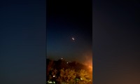 Những chớp sáng trên bầu trời thành phố Isfahan của Iran sau những báo cáo về vụ nổ tại căn cứ không quân. Ảnh: IRGC.