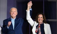 Tổng thống Mỹ Joe Biden và Phó Tổng thống Kamala Harris tại màn bắn pháo hoa Ngày Độc lập từ Ban công Truman của Nhà Trắng ở Washington, DC, vào ngày 4/7/2024. Ảnh: Getty Images.